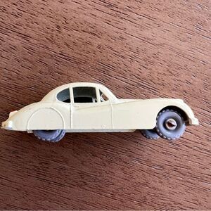 VINTAGE LESNEY MATCHBOX
1957 #32 JAGUAR XK140 - OFF WHITE - GREY WHEELS VERSION